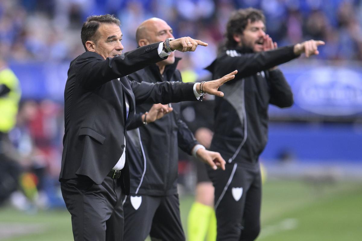 Luis García Plaza, durante el partido de la jornada 30 de LaLiga EA Sports entre Real Oviedo y Sevilla FC, este domingo en el estadio Carlos Tartiere