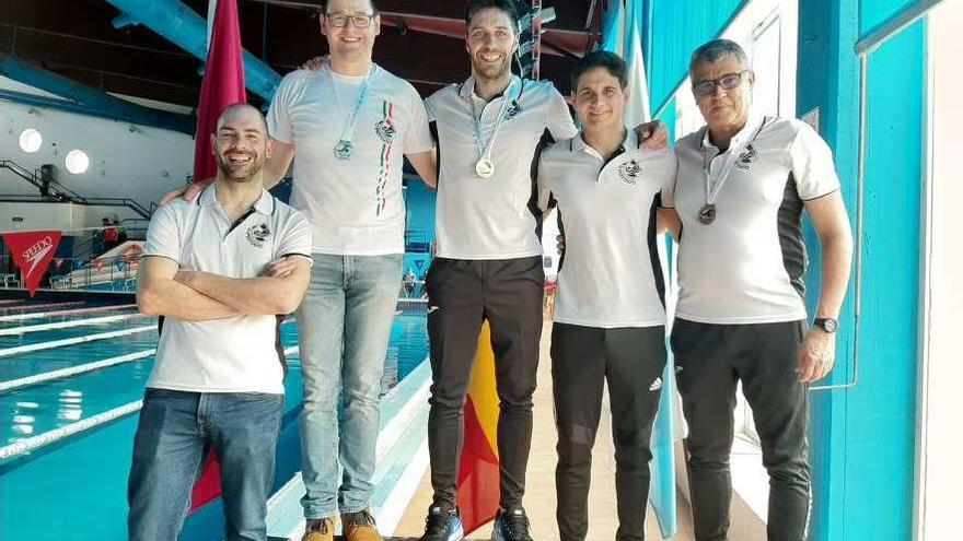 Nadadores del CNS A Estrada posan tras el Gallego disputado en la piscina de Santa Isabel.