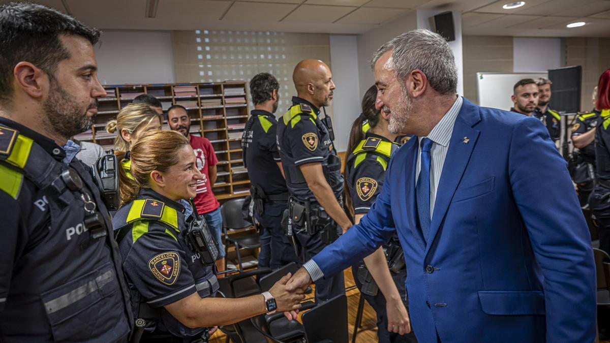 Visita de Jaume Collbonia a la comisaria remodelada de la Guardia Urbana en Ciutat Vella