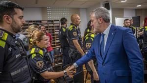 Visita de Jaume Collbonia a la comisaria remodelada de la Guardia Urbana en Ciutat Vella.