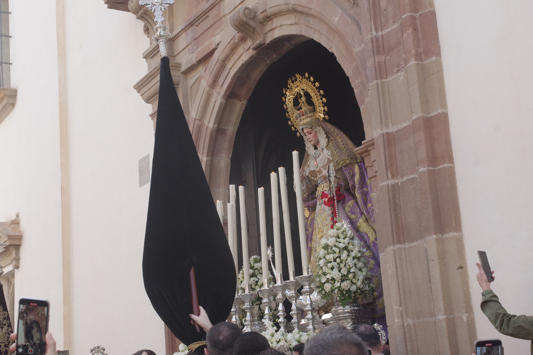 El Cristo de la Sangre, trasladado a hombros desde San Felipe Neri este Domingo de Pasión.