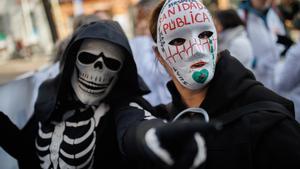 Dos manifestantes en favor de la sanidad pública, este domingo en Madrid.