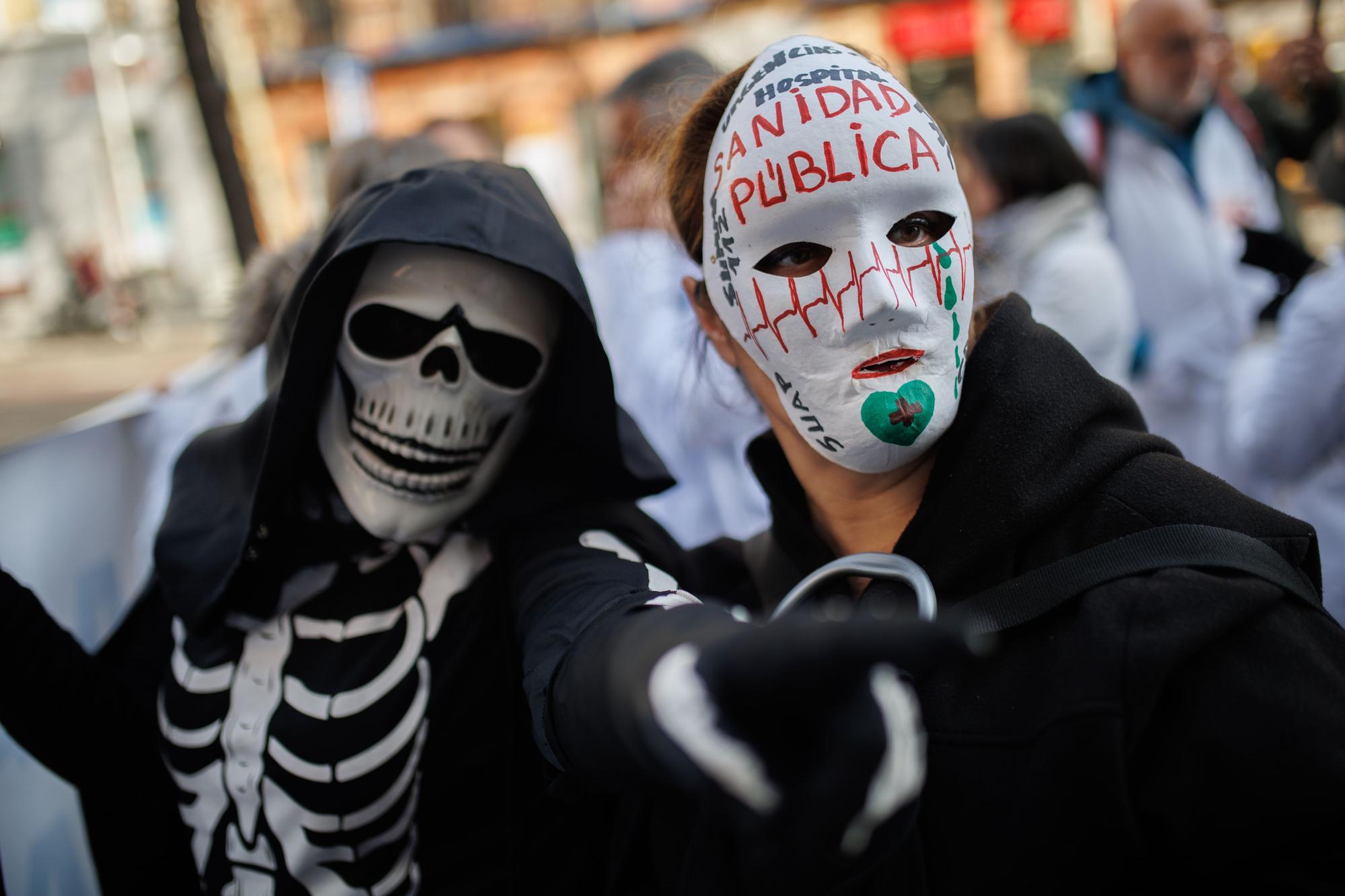 Dos manifestantes en favor de la sanidad pública, este domingo en Madrid.