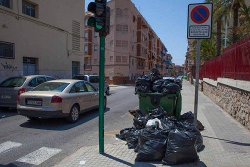 Quejas en El Toscar por la falta de limpieza y de recogida de residuos