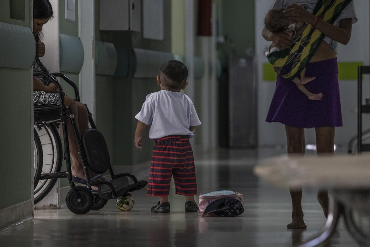 Niño indígenas yanomami desnutridos reciben tratamiento en el Hospital Infantil Santo Antonio en Boa Vista, estado de Roraima, Brasil.