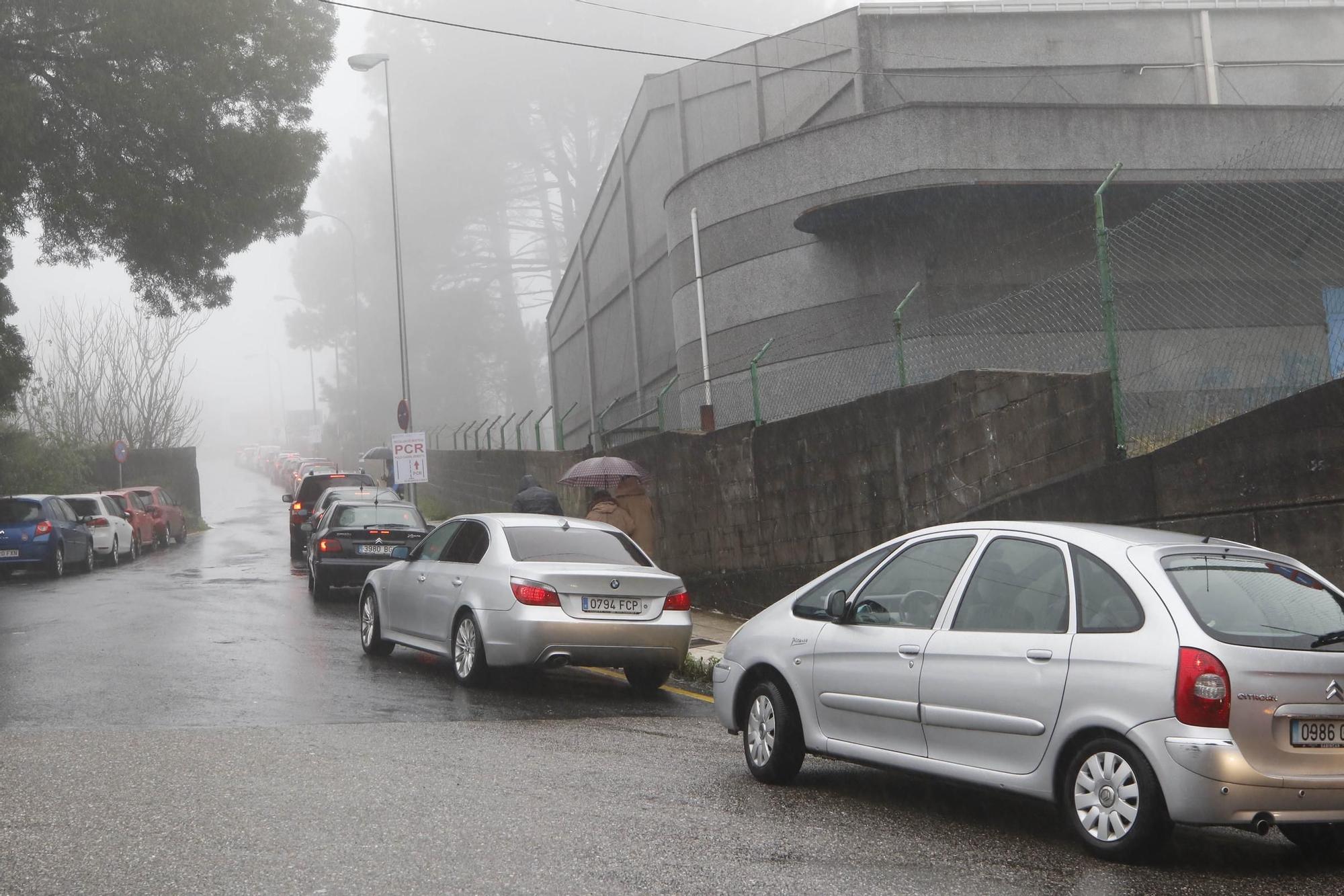 Una mañana de colapso para pruebas PCR en el Autocovid del Meixoeiro