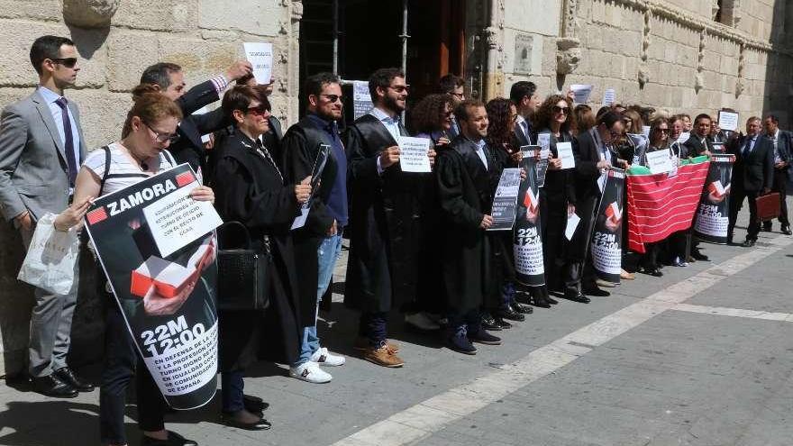 Protesta a las puertas de la Audiencia Provincial.