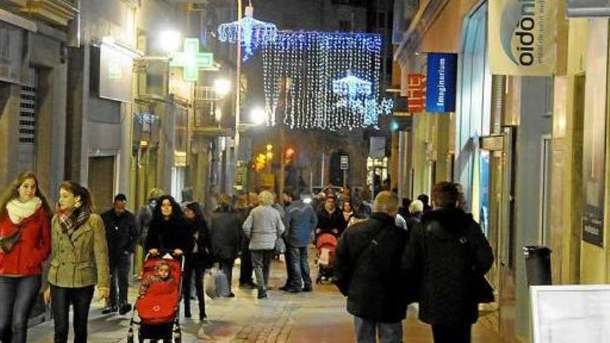 L&#039;esperit nadalenc ja il·lumina els carrers més cèntrics de Manresa