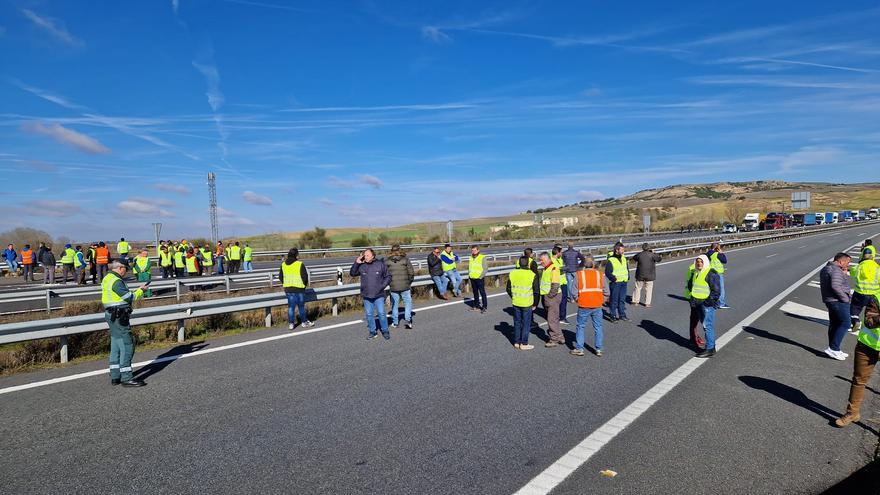 Agricultores de La Guareña cortan la autovía A-62, en Castrillo