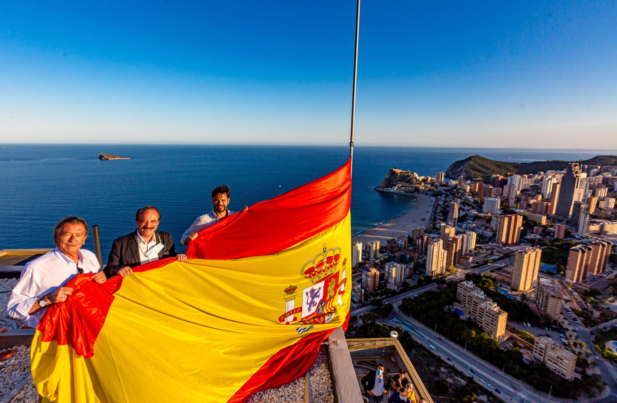 La torre InTempo cuelga la bandera 14 años después de empezar a construirse en Benidorm