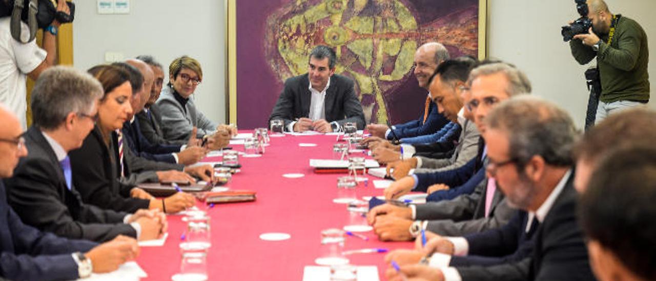 El presidente del Gobierno de Canarias, Fernando Clavijo, durante la reunión mantenida ayer con representantes del sector de la construcción y del turismo.