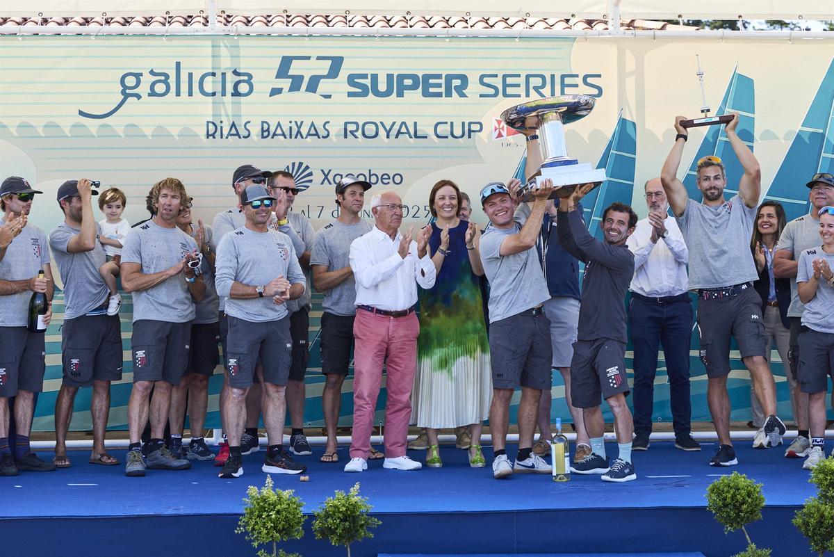El American Magic levantando la Royal Cup.