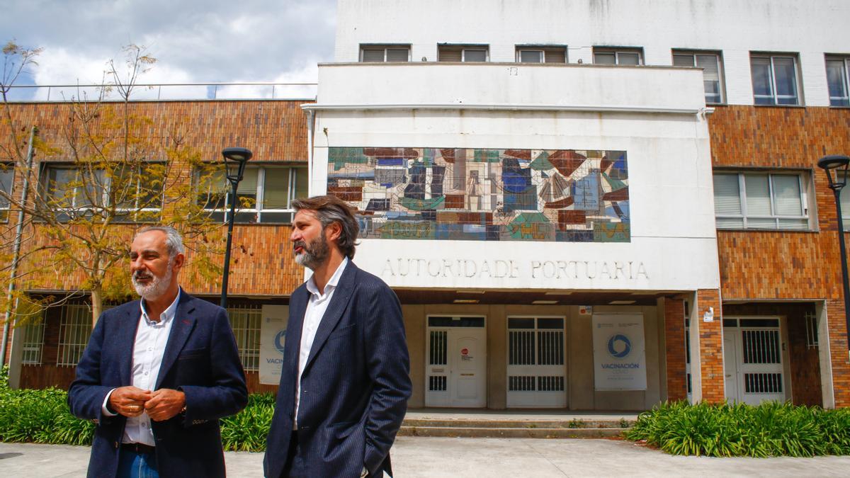El presidente del Puerto, José Manuel Cores Tourís, y el alcalde de Vilagarcía, Alberto Varela, frente al edificio de la Comandancia, que se convertirá en nuevo centro de salud.