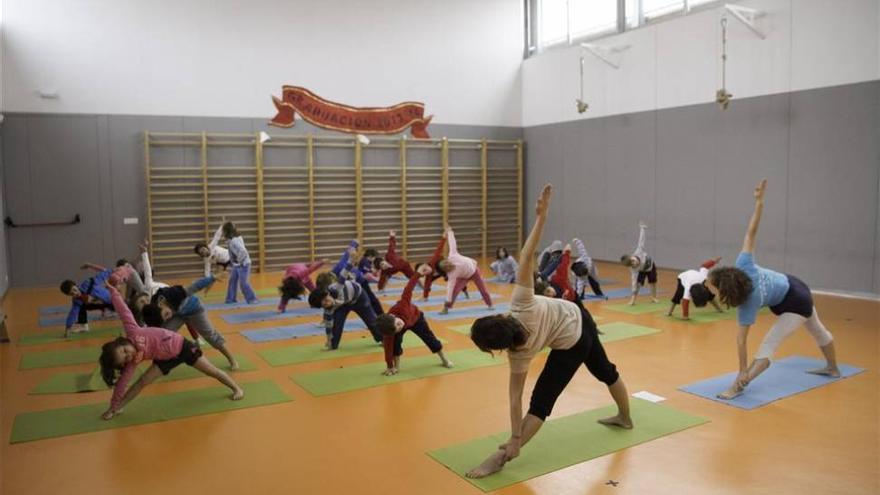 El yoga, un juego de niños en Badajoz