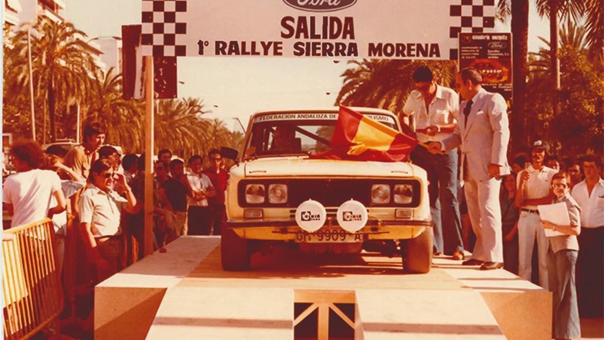 El gobernador Civil, Francisco Javier Ansuátegui, y el secretario de la FAA, Antonio Casal, dando el banderazo de salida a la primera edición del Rally Sierra Morena.