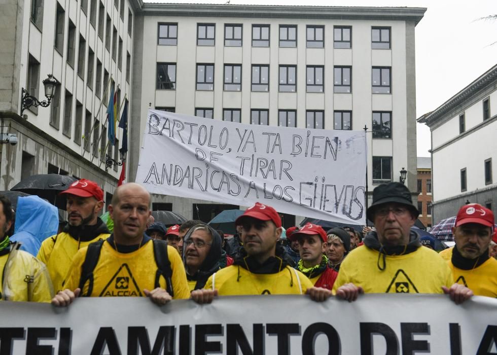 Marcha de trabajadores de Alcoa entre Avilés y Oviedo