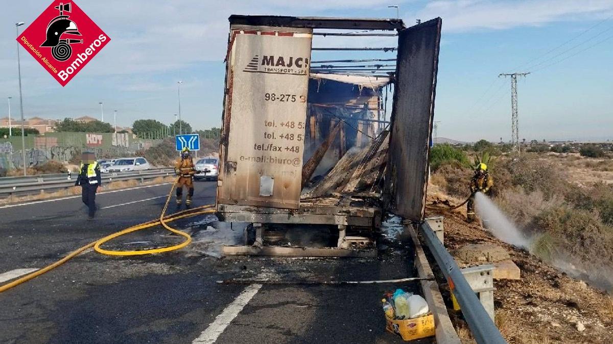Estado en el que quedó el camión tras incendiarse a la altura de la A-7 en Elche