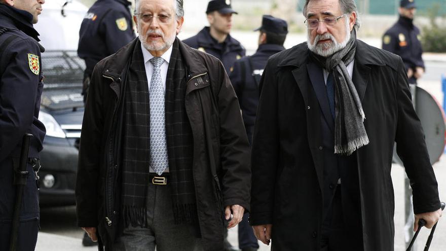 Alfonso Grau con su abogado, a su llegada hoy al juicio.