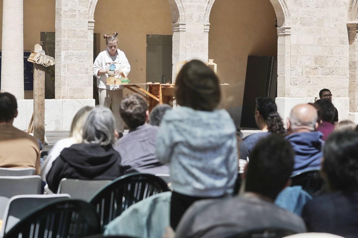 El patio de La Misericòrdia ha acogido el Punt Teresetes, con funciones, talleres e instalaciones del Festival Internacional de Teatre de Teresetes de Mallorca.