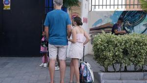 Niños y padres hacen cola para entrar a un colegio de Málaga el primer día de clase tras la vacaciones de verano.