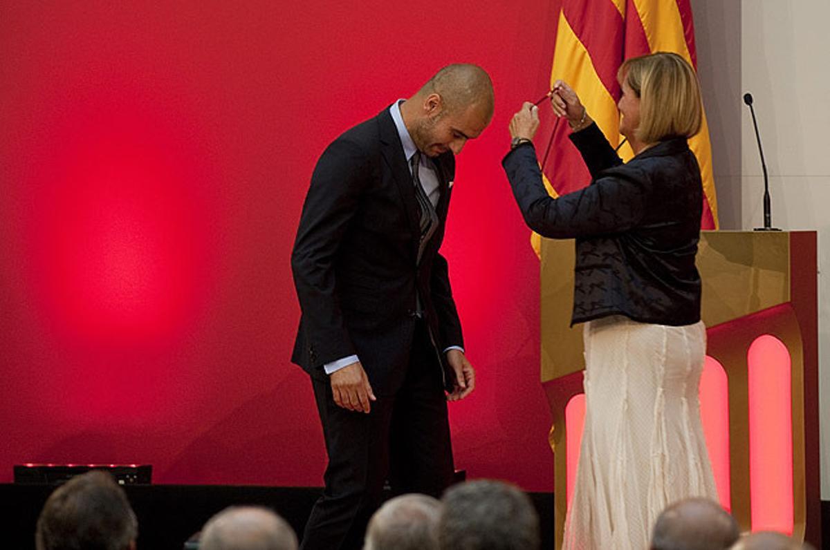 Pep Guardiola rebent la Medalla d’Or del Parlament de Catalunya en mans de la seva presidenta Núria de Gispert, el setembre del 2011.