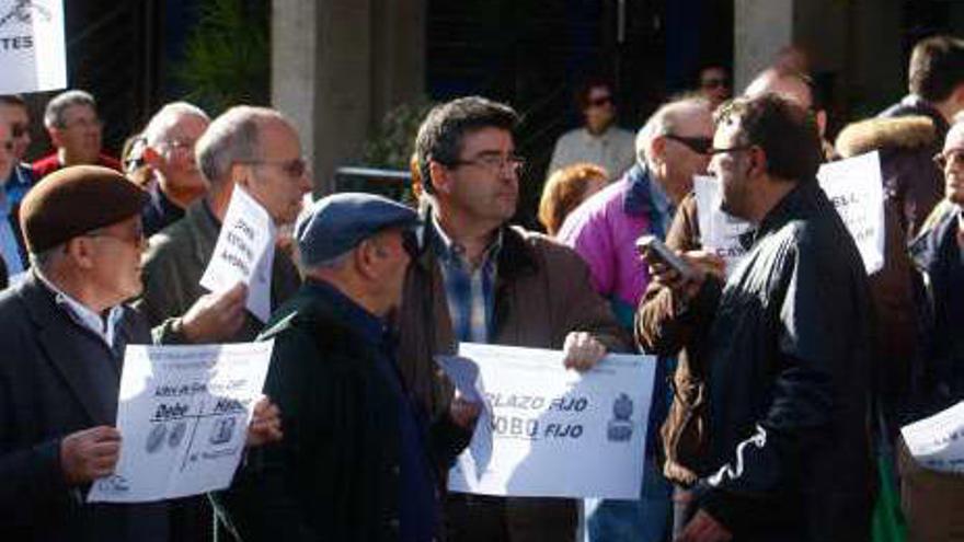 Una protesta de afectados por las preferentes de la CAM.