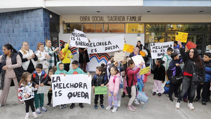 Concentració per donar suport a la directora destituïda del col·legi Sagrada Família de Girona