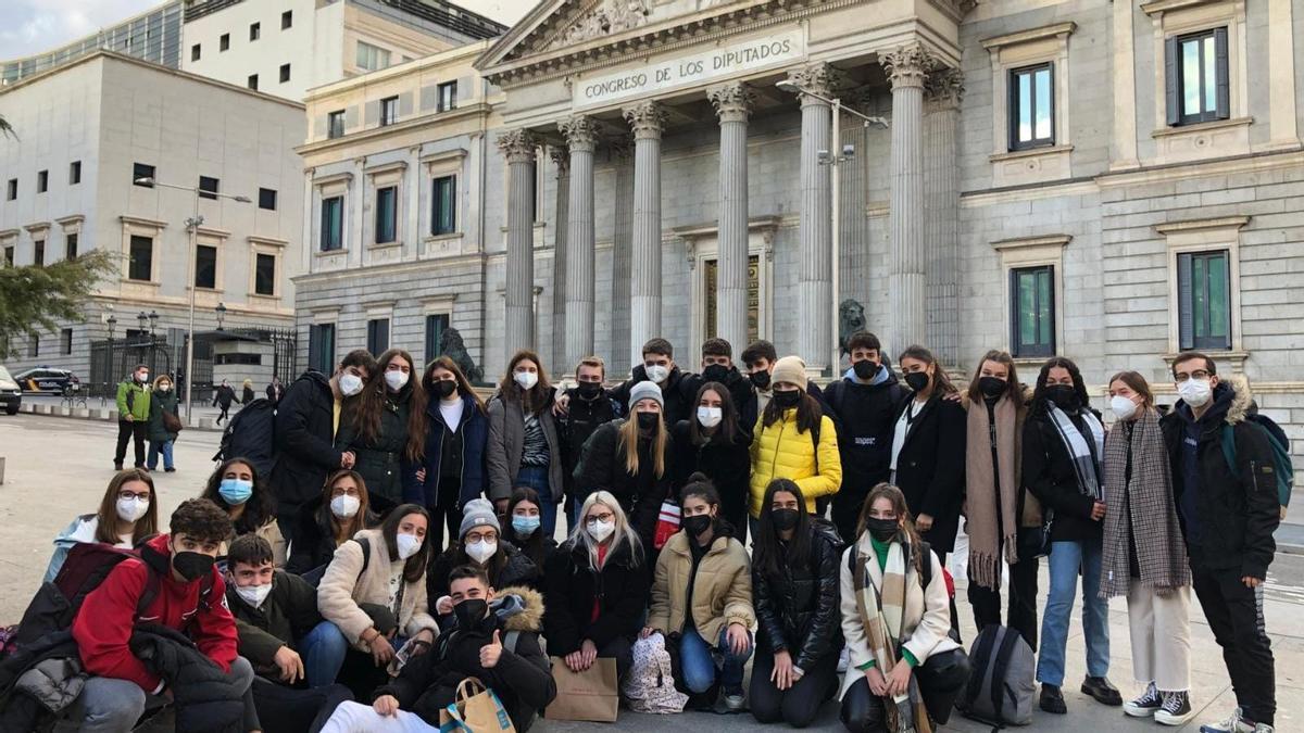 Los alumnos y alumnas del IES Monegros Gaspar Lax a las puertas del Congreso de los Diputados en Madrid.