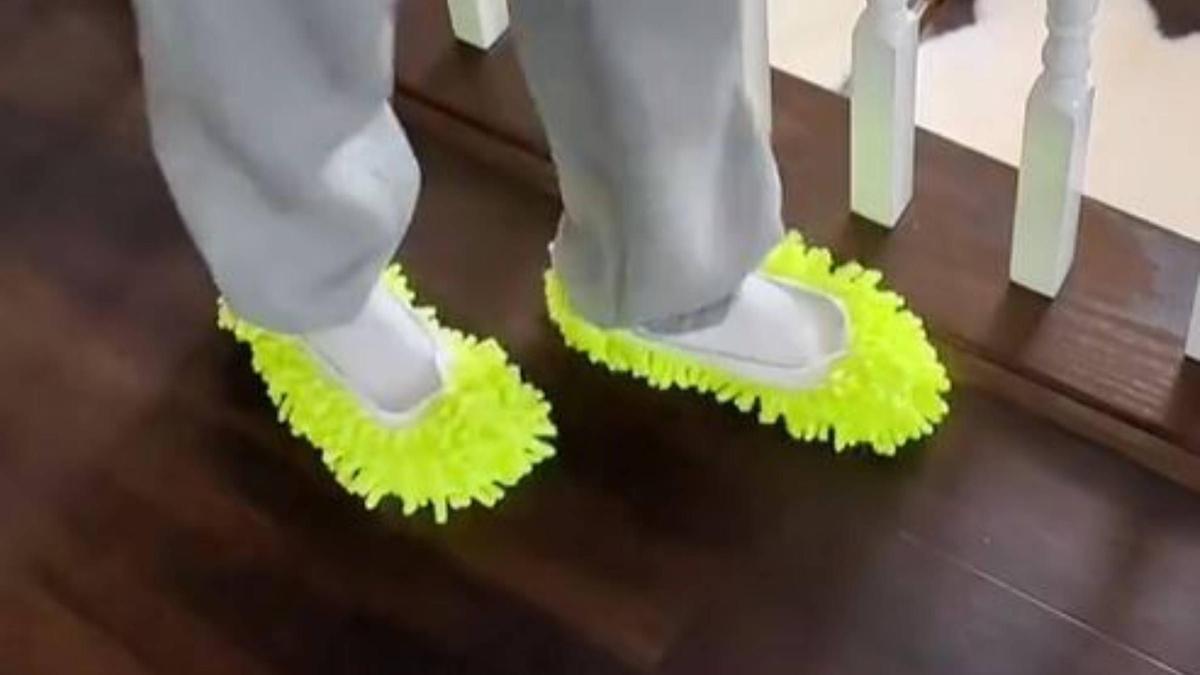 El truco para limpiar mientras paseas por casa con estas zapatillas baratísimas de Amazon