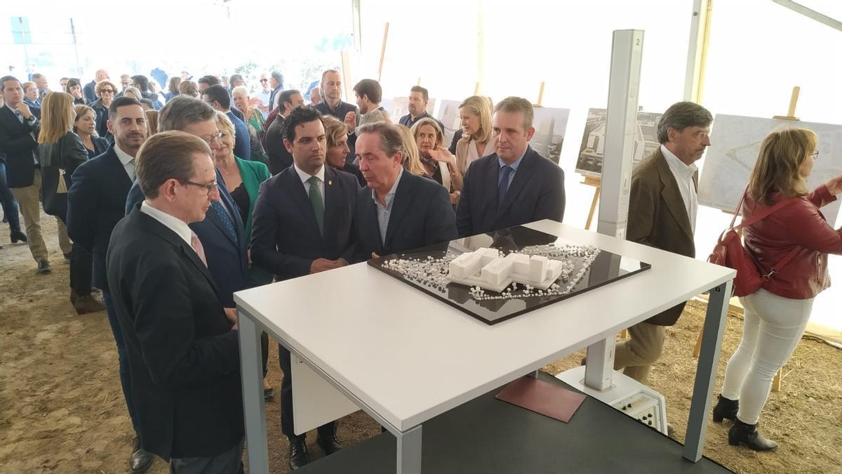 Sagredo, Puig y Mínguez con la maqueta que el PP asegura quees lo único que hay del proyecto.