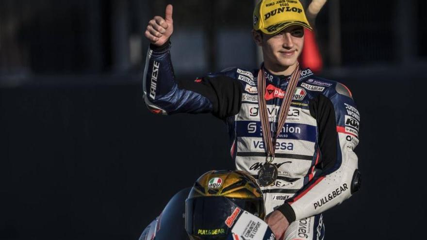 Izan Guevara da el salto al Mundial de motociclismo con 16 años.