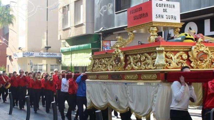 Torrevieja y Rafal sacan sus tronos de Semana Santa a la calle para recoger alimentos