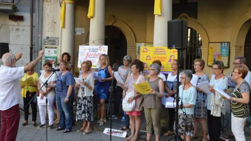 El grup de dones de Cantaires del Berguedà per la Llibertat a l&#039;acció d&#039;ahir a la plaça de Sant Pere