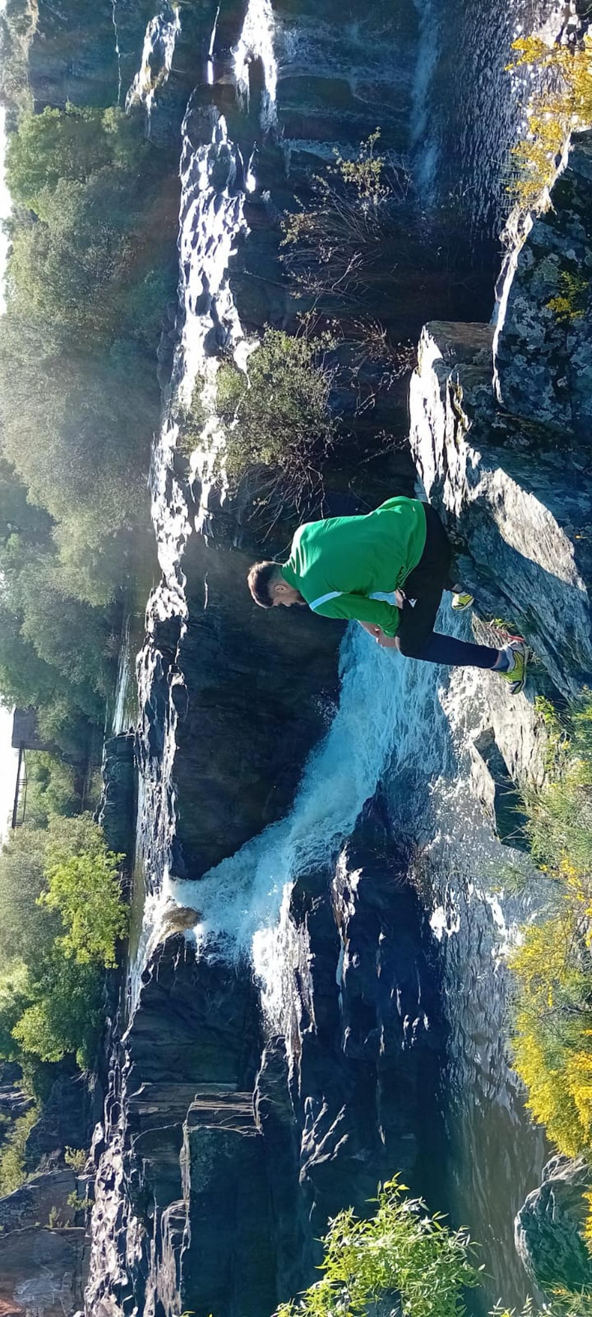 Gascón observa un baixant d'aigua a Moraleja