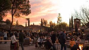 Ambient del mercat nadalenc amb parades de formatges,  pa artesà i embotits, a més  d’objectes de decoració, joieria, flors i cosmètica natural.