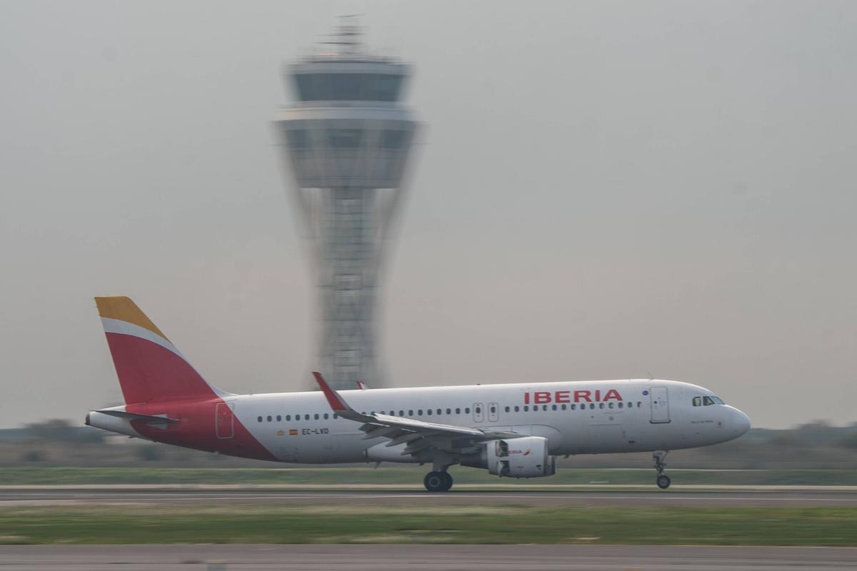 Un avión en el aeropuerto de Barcelona-El Prat.