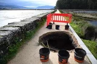 El agua causa un gran socavón y obliga a perimetrar un tramo del paseo de las Salinas do Ulló