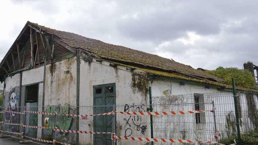 Estado actual de la fábrica de la luz, precintada y con la cubierta parcialmente derruida.