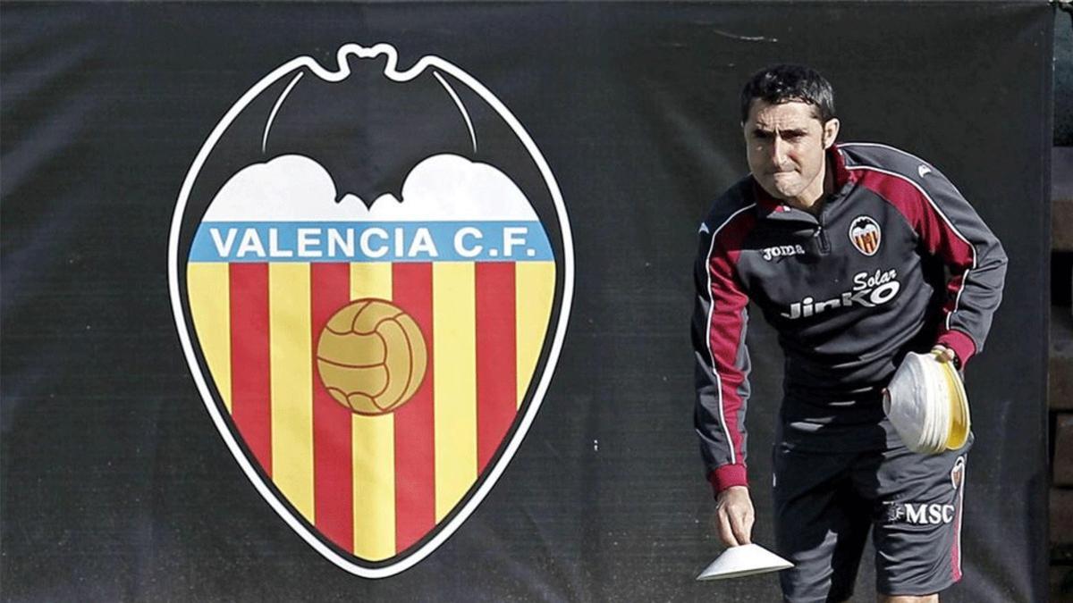 Ernesto Valverde, en un entrenamiento surante su etapa como entrenador del Valencia en 2013