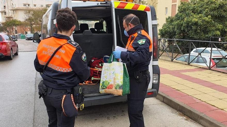 Voluntarios de Protección Civil de Estepona reparten comida a domicilio a los mayores que viven solos.