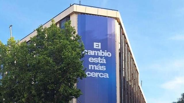 Sede nacional del PP en la calle Génova de Madrid con la nueva lona