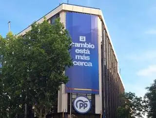 La sede del PP amanece con una lona que anuncia que “el cambio está más cerca”