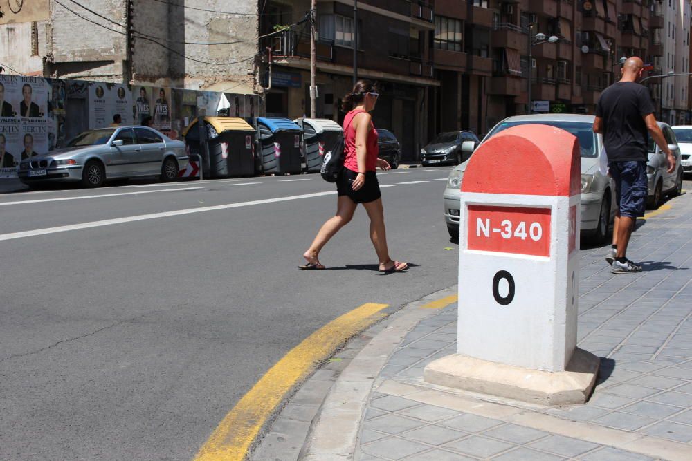 Mojón restaurado del kilómetro cero de la 340 en la avenida de la Constitución.