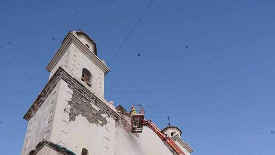 Una grúa de 23 metros devuelve hoy la campana al Santuario de Monserrate