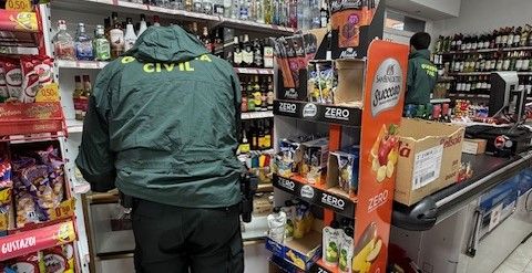 Les imatges del dispositiu per destapar fraus elèctrics i irregularitats en botigues de comestibles de les comarques gironines