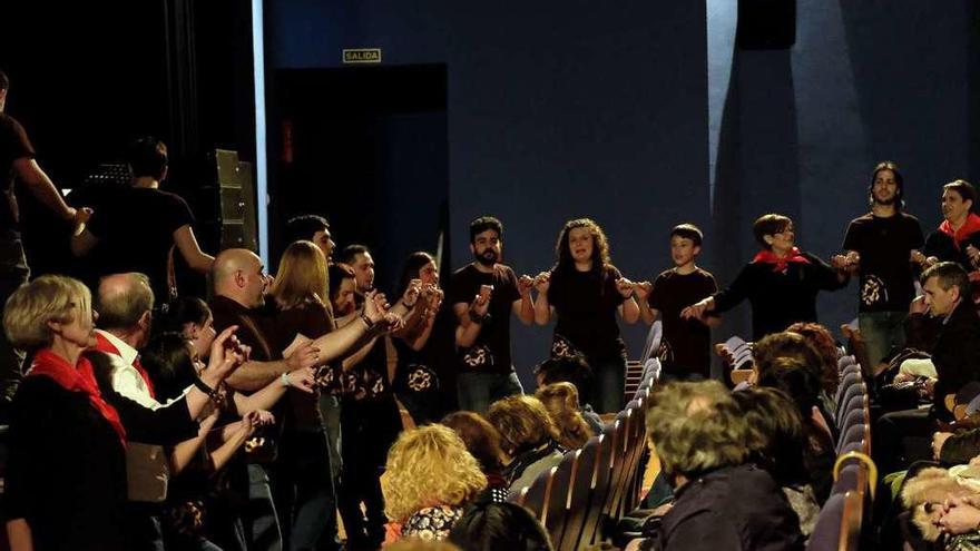 La música regional deja una &quot;línea trazada&quot; en el teatro de Langreo