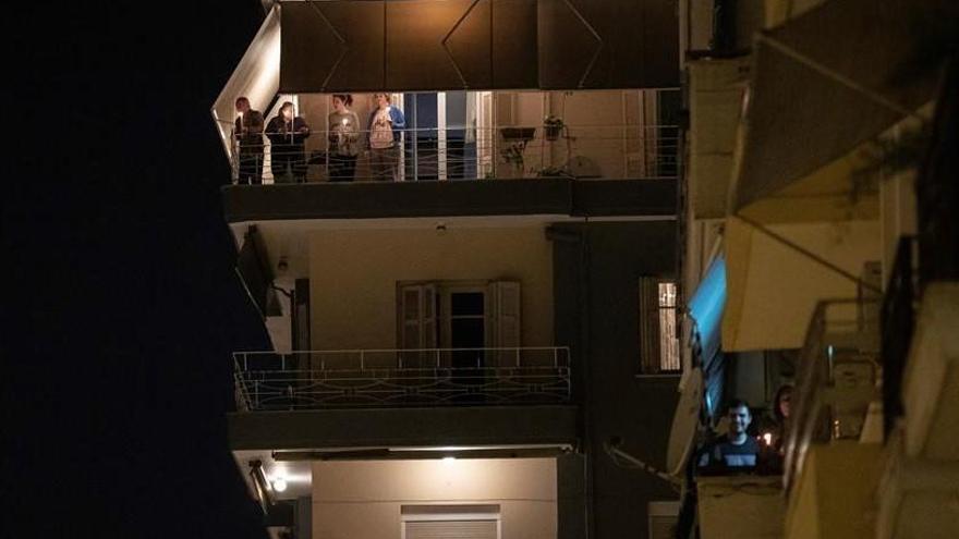 Los griegos celebran la resurrección de Jesucristo recluidos en sus balcones