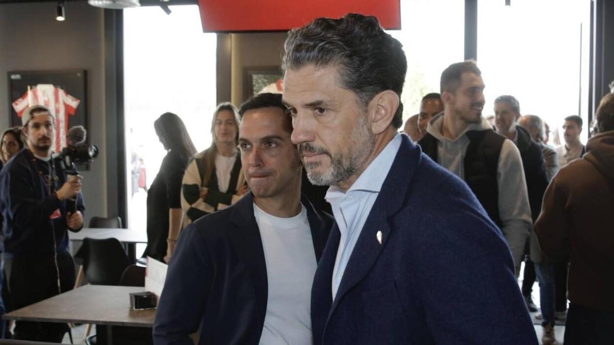 Por la izquierda, Borja Jiménez y Alejandro Irarragorri, en la apertura del establecimiento hostelero de Mareo.