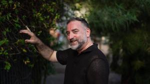 Gabriel J. Martín, psicòleg: "Per estimar-se millor, cal entendre què ha ferit l'autoestima dels homes gais"