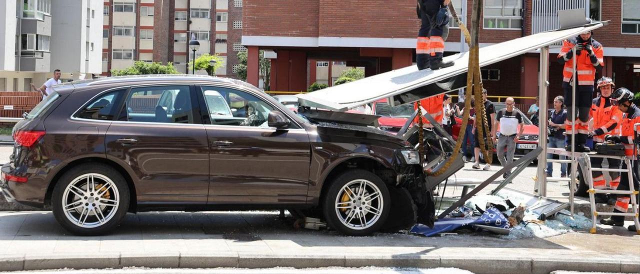 El vehículo chocó con la marquesina tras circular varios metros sin control por la acera.